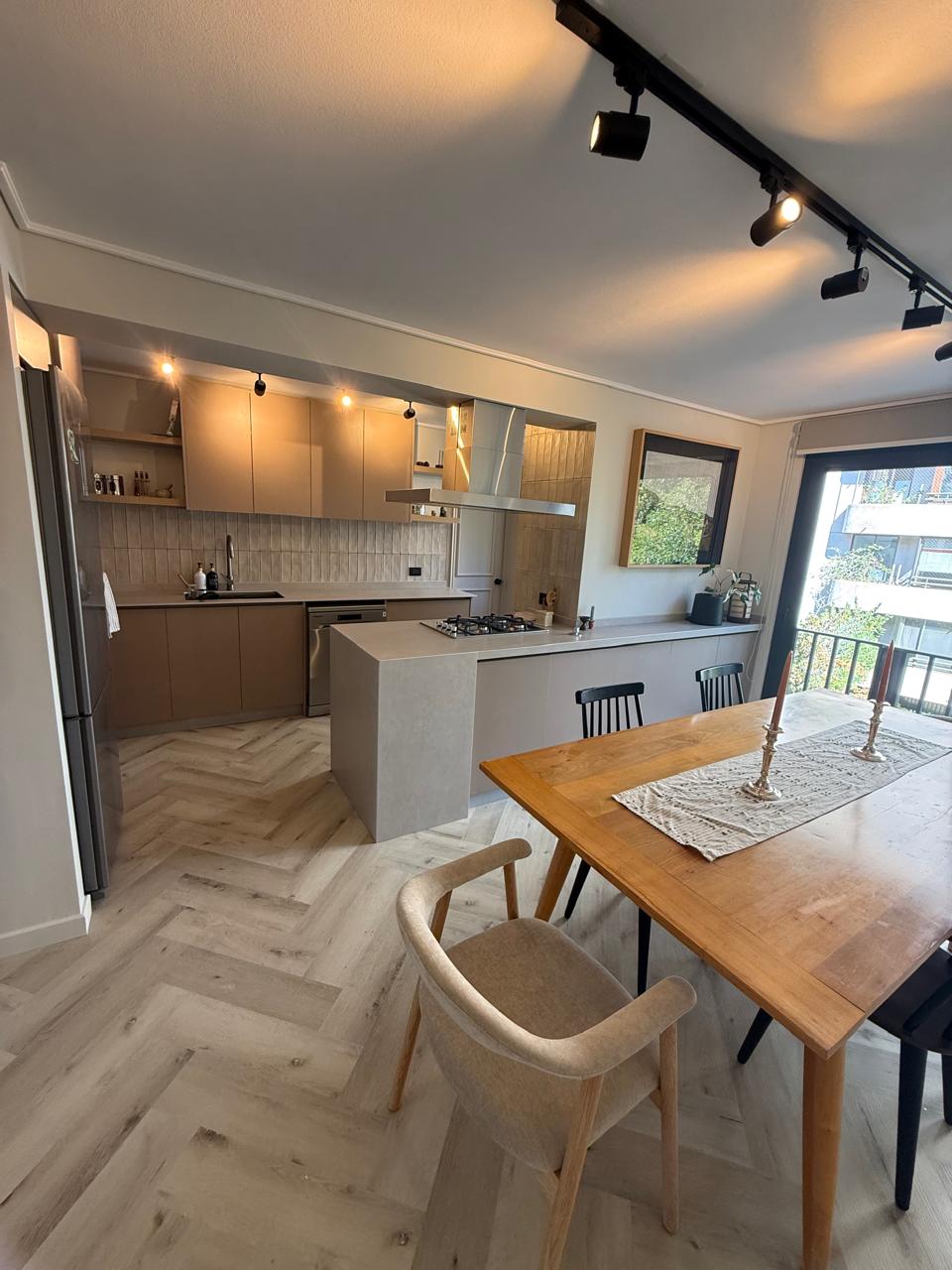 Cocina remodelada en Las Condes por C Estudio
